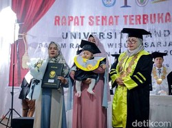 Kala Kimberly Mewakili Orang Tuanya Wisuda
