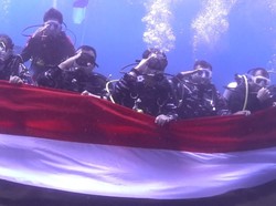 Rayakan HUT RI, Bendera 77 Meter Dikibarkan di Perairan Karangasem