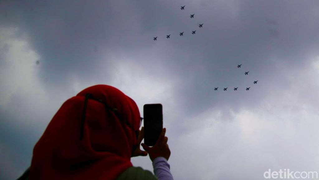 Aksi Manuver Jet Tempur F-16 Bentuk Formasi 77 di Langit Jakarta