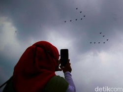 Pesawat Tempur Bolak-balik Terbang di Langit Jakarta Pagi Ini, Ada Apa?