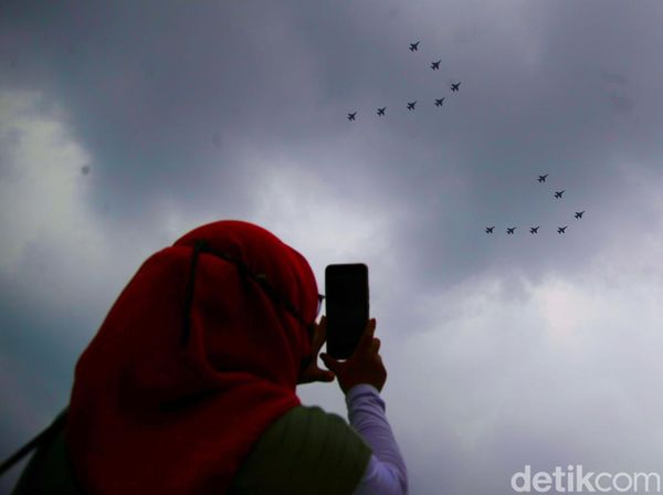 Aksi Manuver Jet Tempur F-16 Bentuk Formasi 77 di Langit Jakarta