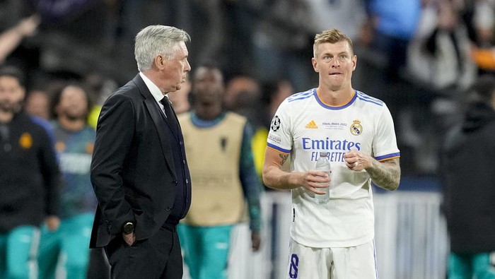 PARIS, FRANCE - MAY 28: head coach Carlo Ancelotti of Real Madrid CF talks to Toni Kroos of Real Madrid CF during the UEFA Champions League final match between Liverpool FC and Real Madrid at Stade de France on May 28, 2022 in Paris, France. (Photo by Alex Gottschalk/DeFodi Images via Getty Images)