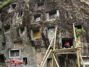 Begini Pembuatan Liang Kuburan Batu di Toraja Begini Pembuatan Liang Kuburan Batu di Toraja