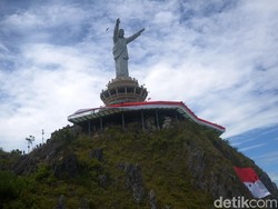 Bendera Merah Putih Terbentang di Pelataran Patung Yesus Tana Toraja