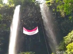 Bendera Merah Putih Raksasa Terbentang di Curug Dua Cipaderesi