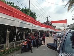 Keren! Kuli Bangunan di Cianjur Pasang Bendera Raksasa Hasil Nabung