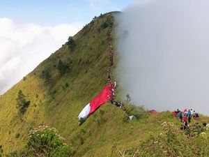Catat! Ada Pengibaran Bendera Raksasa di Gunung Andong Magelang saat HUT RI Catat! Ada Pengibaran Bendera Raksasa di Gunung Andong Magelang saat HUT RI
