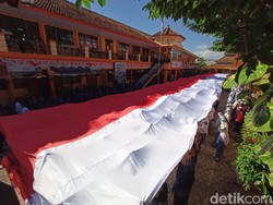 Keren! SMKN 2 Ponorogo Bentangkan Bendera Merah Putih Sepanjang 77 Meter