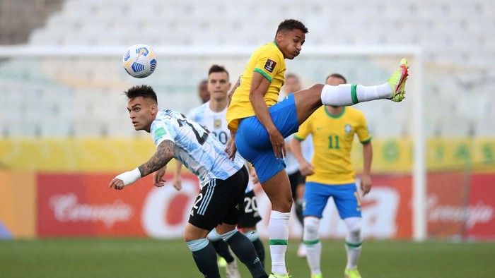 SAO PAULO, BRAZIL - SEPTEMBER 05: Lautaro Martinez of Argentina fights for the ball with Danilo of Bolivia during a match between Brazil and Argentina as part of South American Qualifiers for Qatar 2022 at Arena Corinthians on September 05, 2021 in Sao Paulo, Brazil. (Photo by Alexandre Schneider/Getty Images)