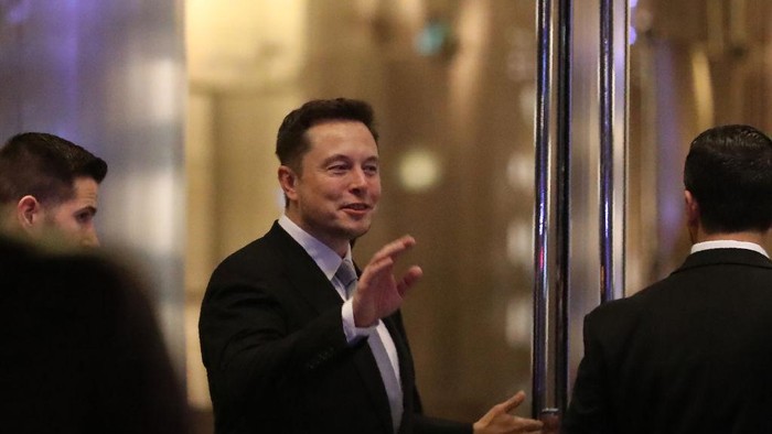 Elon Musk, the co-founder and chief executive of Electric carmaker Tesla, gestures during a ceremony in Dubai on February 13, 2017.
Tesla announced the opening of a new Gulf headquarters in Dubai, aiming to conquer an oil-rich region better known for gas guzzlers than environmentally friendly motoring. / AFP PHOTO / KARIM SAHIB        (Photo credit should read KARIM SAHIB/AFP via Getty Images)