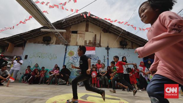Euforia Lomba HUT Kemerdekaan RI Setelah 2 Tahun Pandemi Warga mengikuti lomba tradisional dalam rangka memeriahkan HUT ke 77 Kemerdekaan RI di Kuningan Timur, Jakarta, Rabu, 17 Agustus 2022. (CNN Indonesia/ Adhi Wicaksono)