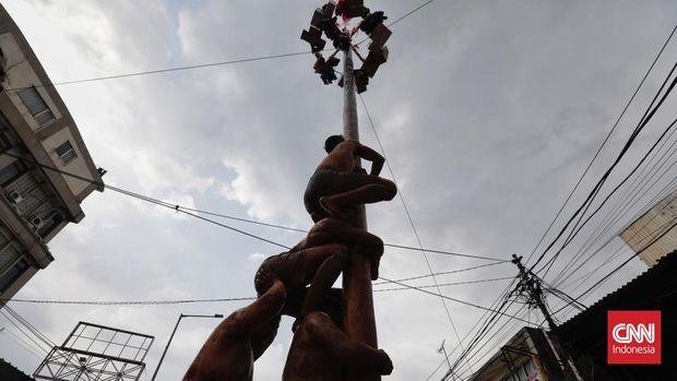 Warga mengikuti lomba tradisional dalam rangka memeriahkan HUT ke 77 Kemerdekaan RI di Tanah Abang, Jakarta, Rabu, 17 Agustus 2022. (CNN Indonesia/ Adhi Wicaksono)