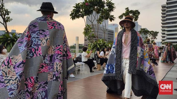 Desainer Edward Hutabarat memamerkan koleksi busana terbarunya yang bertajuk 'Cruise 2023' di Skydeck Sarinah, Jakarta Pusat pada Senin (15/8). Ia meramu tampilan busana modern dengan ragam batik pesisir termasuk batik Pekalongan dan batik Cirebon, juga kain lurik khas Yogyakarta.