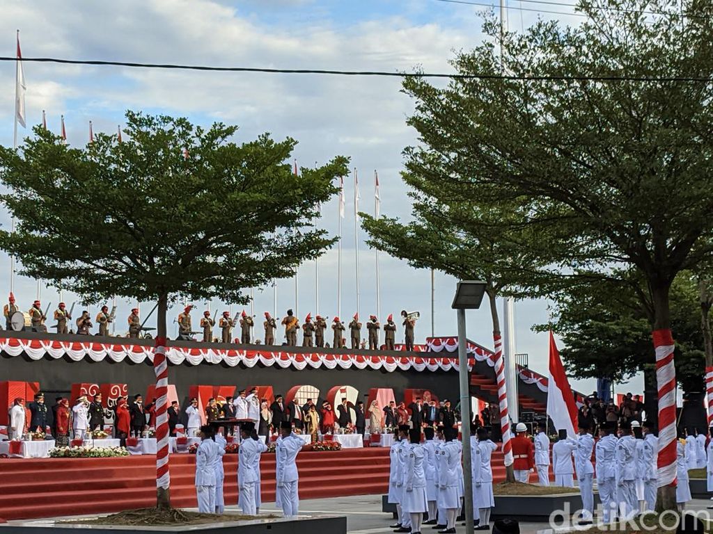 Formasi Mahkota Pengantin Bugis Paskibra di Upacara HUT RI Pemkot Makassar
