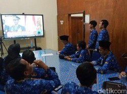 Nobar di Sekolah, Para Guru Ayumi Sasaki Pembawa Baki Bendera Ikut Nderedeg