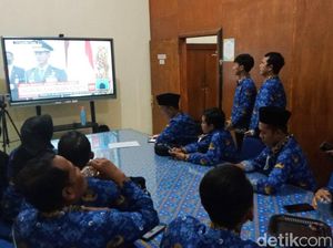 Nobar di Sekolah, Para Guru Ayumi Sasaki Pembawa Baki Bendera Ikut Nderedeg Nobar di Sekolah, Para Guru Ayumi Sasaki Pembawa Baki Bendera Ikut Nderedeg