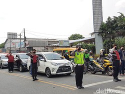 Pukul 10.17 WIB, Pengendara di Pertigaan Tigaraksa Tangerang Hormat Bendera