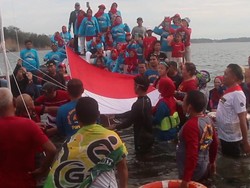 HUT ke-77 RI, Puluhan Lansia Gelar Upacara di Tengah Laut