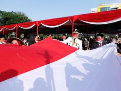 HUT RI Ke-77, Ganjar Bentangkan Merah Putih Bareng Serikat Buruh