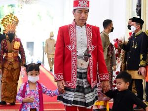 Momen Jokowi Bareng 2 Cucu Pakai Baju Adat: Tak Sabar Saksikan Kirab