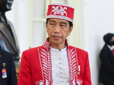 Potret Jokowi Pakai Baju Adat Dolomani Buton di Upacara HUT ke-77 RI
