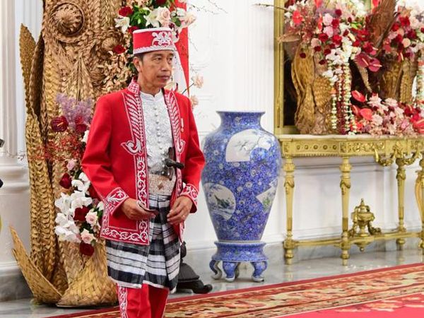 6 Potret Jokowi Kenakan Baju Adat Dolomani Saat Upacara HUT ke-77 RI