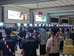 Para Penumpang Hormat Kala Merah Putih Dibentangkan di Bandara Soetta