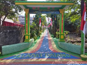 Warga Gresik Meriahkan HUT ke-77 RI dengan Hias Kampung Jadi Warna-warni Warga Gresik Meriahkan HUT ke-77 RI dengan Hias Kampung Jadi Warna-warni