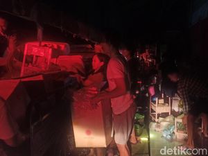 Kebakaran Pasar Sedo Demak Padam Setelah 3 Jam Kebakaran Pasar Sedo Demak Padam Setelah 3 Jam
