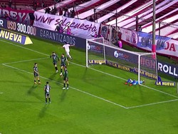 Video: Apes, Aksi Kiper Ini Malah Bantu Bola Masuk Gawang Sendiri