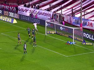 Video: Apes, Aksi Kiper Ini Malah Bantu Bola Masuk Gawang Sendiri Video: Apes, Aksi Kiper Ini Malah Bantu Bola Masuk Gawang Sendiri