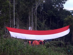 KPA Kalpataru Bentangkan Bendera 77 Meter di Puncak Bukit Anugrah Polman