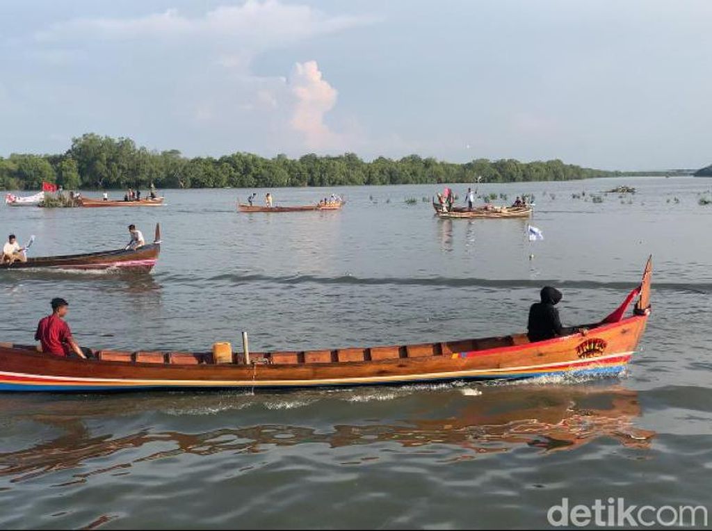 HUT ke-77 RI, Nelayan Belawan Gelar Balap Sampan Tradisional