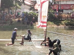 Keseruan Lomba Agustusan di Stren Kali Dinoyo Surabaya