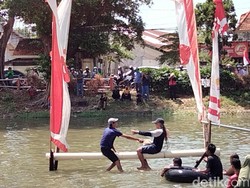 Sengit! Melihat Serunya Lomba Kepruk Guling di Stren Kali Dinoyo Surabaya