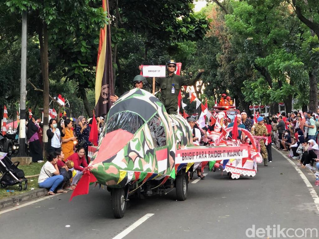Marching Band hingga Kendaraan Hias Semarakkan Karnaval HUT RI di Cijantung