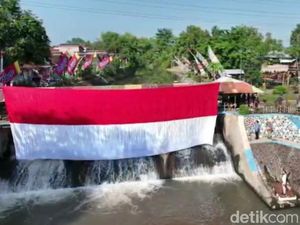 Bendera Merah Putih Raksasa Terbentang di DAM Pleret Peninggalan Belanda