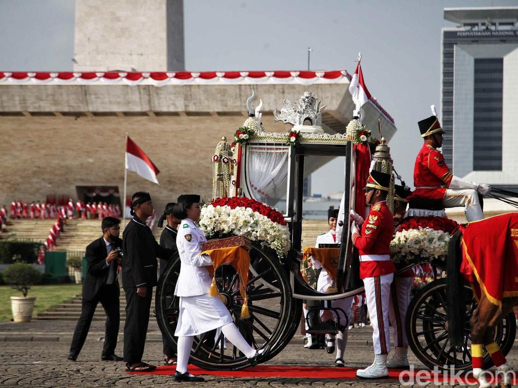 Kirab Budaya Replika Merah Putih Tutup Perayaan HUT ke-77 RI di Istana