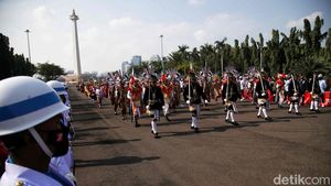Meriahnya Kirab Budaya Bendera Pusaka HUT RI di Monas