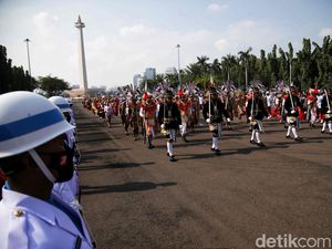 Meriahnya Kirab Budaya Bendera Pusaka HUT RI di Monas