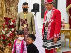 Imutnya 2 Cucu Jokowi Berbaju Adat di Momen HUT Ke-77 RI