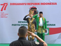 Pakai Baju Adat NTT, Suharso Pimpin Upacara HUT RI di Kantor PPP