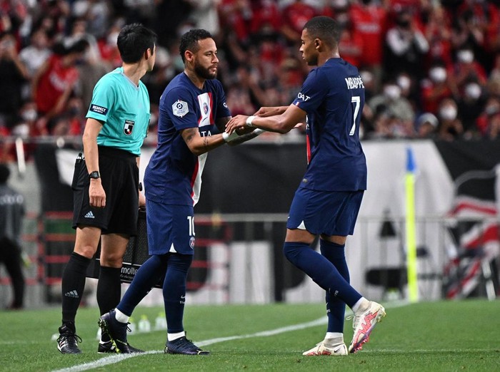 SAITAMA, JAPAN - JULY 23: Kylian Mbappe of Paris Saint-Germain is replaced by Neymar Jr during the preseason friendly between Paris Saint-Germain and Urawa Red Diamonds at Saitama Stadium on July 23, 2022 in Saitama, Japan. (Photo by Paris Saint-Germain Football/PSG via Getty Images)