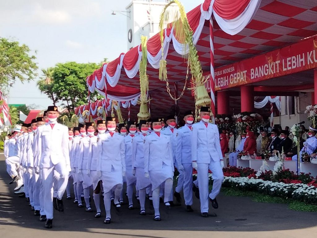 Upacara HUT ke-77 RI di Surabaya, Wali Kota Eri Janji Perhatikan Para Veteran Upacara HUT ke-77 RI di Surabaya, Wali Kota Eri Janji Perhatikan Para Veteran