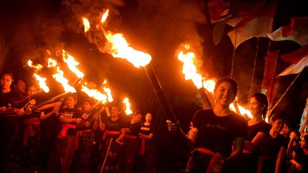 Meriahnya Pawai Obor Sambut HUT Ke-77 RI di Berbagai Daerah