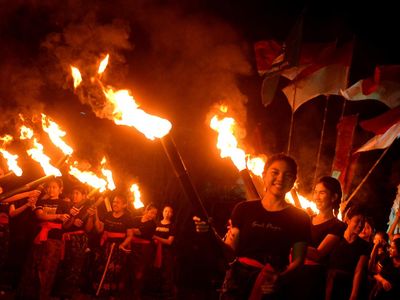 Meriahnya Pawai Obor Sambut HUT Ke-77 RI di Berbagai Daerah