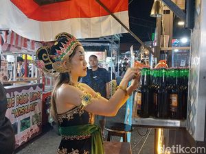 Keren! Pedagang di Kota Batu Pakai Baju Adat Peringati HUT ke-77 RI