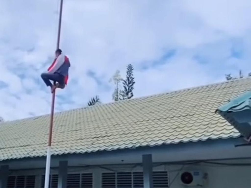 Aksi Heroik Pelajar di Pinrang, Manjat Tiang gegara Tali Bendera Putus