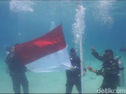 HUT ke-77 RI, Marinir Kibarkan Merah Putih di Bawah Laut Lampung