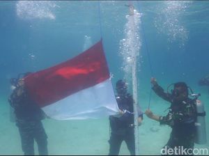 HUT ke-77 RI, Marinir Kibarkan Merah Putih di Bawah Laut Lampung HUT ke-77 RI, Marinir Kibarkan Merah Putih di Bawah Laut Lampung